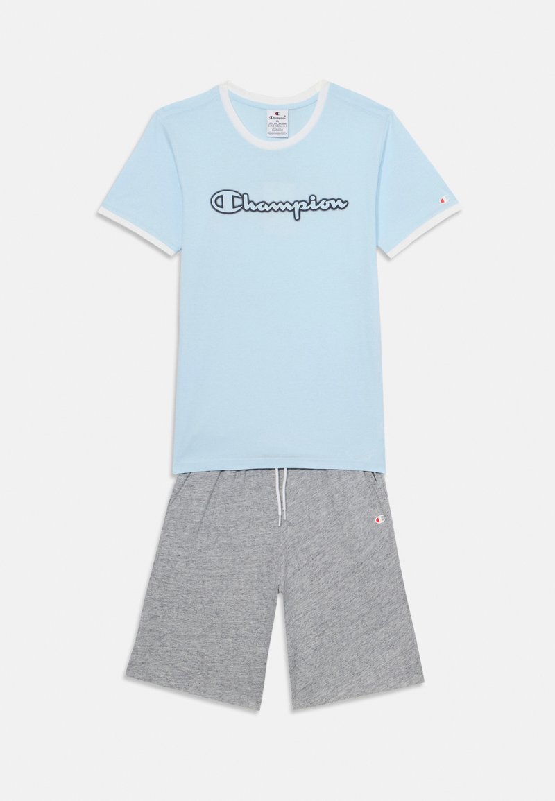 Tricou din bumbac de culoare albastru deschis cu detalii albe și logo-ul "Champion", asociat cu pantaloni scurți din bumbac gri cu talie elastică și accent de logo.