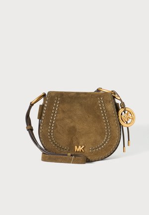 Olivovo semišová crossbody taška s pletenou lemovkou, nastaviteľným popruhom a zlatým MK logom s príveskom na svetlom pozadí.