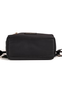Borsa nera in nylon con forma rettangolare, caratterizzata da un logo con accenti dorati e una tracolla rimovibile. Texture liscia con dettagli di cucitura.
