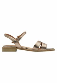 Sandal in oro metallizzato con tacco basso a blocco, due cinturini incrociati larghi e una cinghia regolabile alla caviglia su una suola texturizzata.