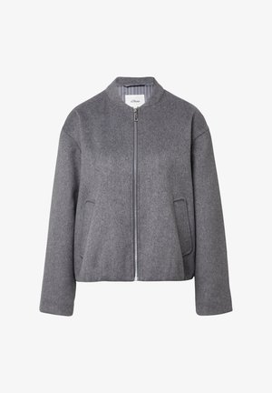 Chaqueta bomber gris hecha de una tela texturizada, con cierre frontal, bolsillos laterales y un cuello redondo. Forrada con un sutil detalle de rayas.