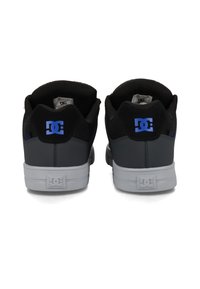 Czarno-szare sneakersy z gładką skórzaną i siateczkową cholewką, płaskim sznurowaniem, białą podeszwą i niebieskim akcentem logo na pięcie.