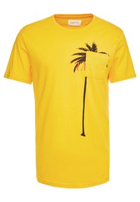 Žluté tričko vyrobené z lehkého bavlněného materiálu. Na hrudní kapse se nachází grafika palmy s černými obrysy. Má klasický výstřih.