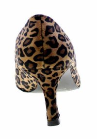 Una singola scarpa con tacco alto a stampa leopardo mostrata da dietro, con tacco affusolato e punta arrotondata, su sfondo bianco.