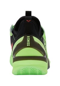 Zapatilla deportiva negra y verde neón con parte superior de malla texturizada, estructura de talón reforzada, marca K-Swiss y patrón de suela de goma en contraste.