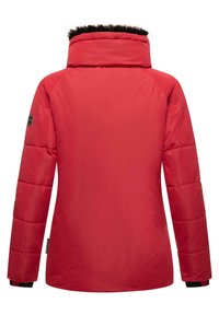 Červená puffa bunda s vysokým golierom a čiernym umelým kožuchom, so štruktúrovaným prešívaním a elastickými manžetami pre priliehavé nosenie.