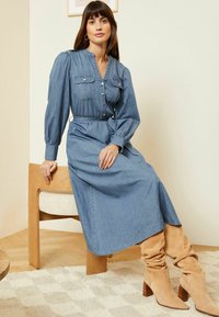 Love & Roses UTILITY BELTED MIDI   - Džinsa auduma kleita - blue