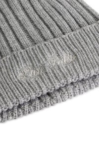 Grijze gebreide beanie met ribbelstructuur en een omgeslagen boord. Voorzien van subtiele geborduurde branding in een lichte tint. Zacht, warm materiaal.