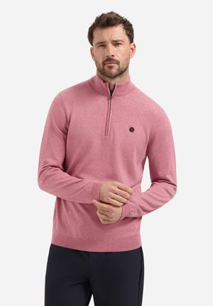 Roze gebreide pullover met een kwart-rits kraag, geribbelde manchetten en zoom, en een klein zwart logo op de borst. Slanke pasvorm.