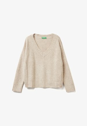 Suéter de punto beige con escote en V, mangas largas y acentos de canalé. Presenta un corte relajado y una sutil textura en toda la tela.