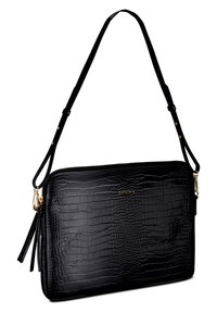 Zwarte handtas van leer met krokodillenpatroon, voorzien van een afneembare schouderriem, gouden hardware en een ritssluiting, met tassel-details aan de zijkanten.