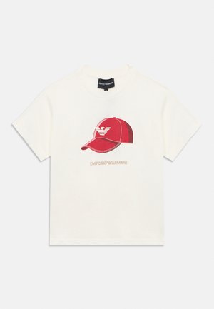 Weißes T-Shirt mit kurzen Ärmeln, einem roten Baseballkappen-Motiv und dem Emporio Armani-Logo, das unter dem Kappenbild gedruckt ist.