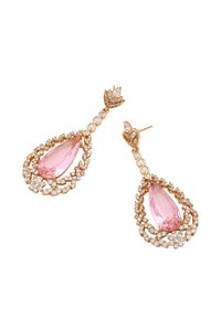 Visací náušnice s velkým růžovým slzovým kamenem obklopeným menšími průhlednými krystaly a složitými kovovými květinovými vzory.