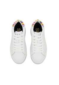 Sneaker bianche basse realizzate in pelle liscia, con collo a strisce multicolore e lacci bianchi. Interno nero con dettaglio del logo.