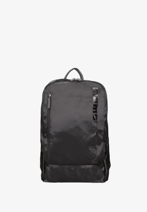 Zwarte rugzak met een voorvak met rits, een bovenhandvat en verticale tekst "MCQUEEN DESIGN" aan de rechterkant.