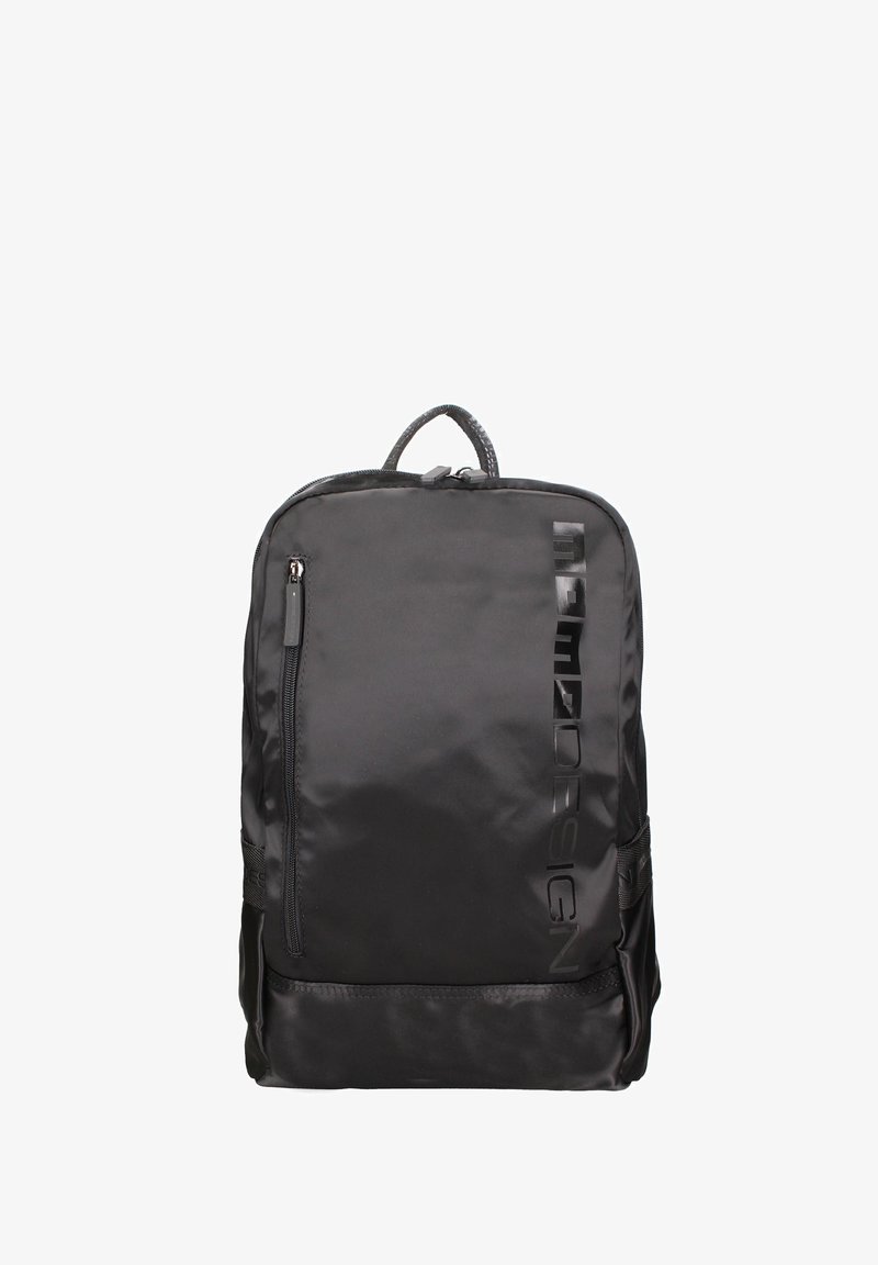 Zwarte rugzak met een voorvak met rits, een bovenhandvat en verticale tekst "MCQUEEN DESIGN" aan de rechterkant.