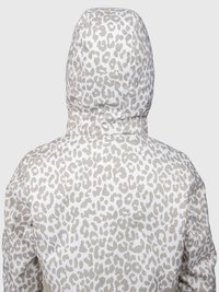 Biela a svetlosivá leopardia jeleňová bunda s kapucňou zobrazená zozadu na jednolatom pozadí.