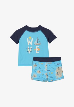 Blauwe rashguard met korte mouwen heeft marineblauwe accenten en afbeeldingen van de zon en een boot. Bijpassende zwembroek in lichtblauw met strandthema-patronen.