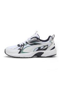 Sneaker sportivo bianco con accenti neri, verdi e argento; presenta una parte superiore in rete, una suola in gomma resistente e un design con lacci.