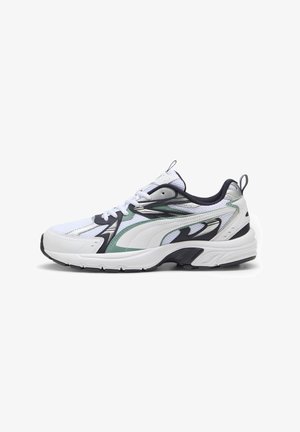 Sneaker sportivo bianco con accenti neri, verdi e argento; presenta una parte superiore in rete, una suola in gomma resistente e un design con lacci.