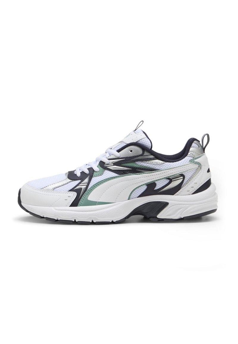 Sneaker sportivo bianco con accenti neri, verdi e argento; presenta una parte superiore in rete, una suola in gomma resistente e un design con lacci.