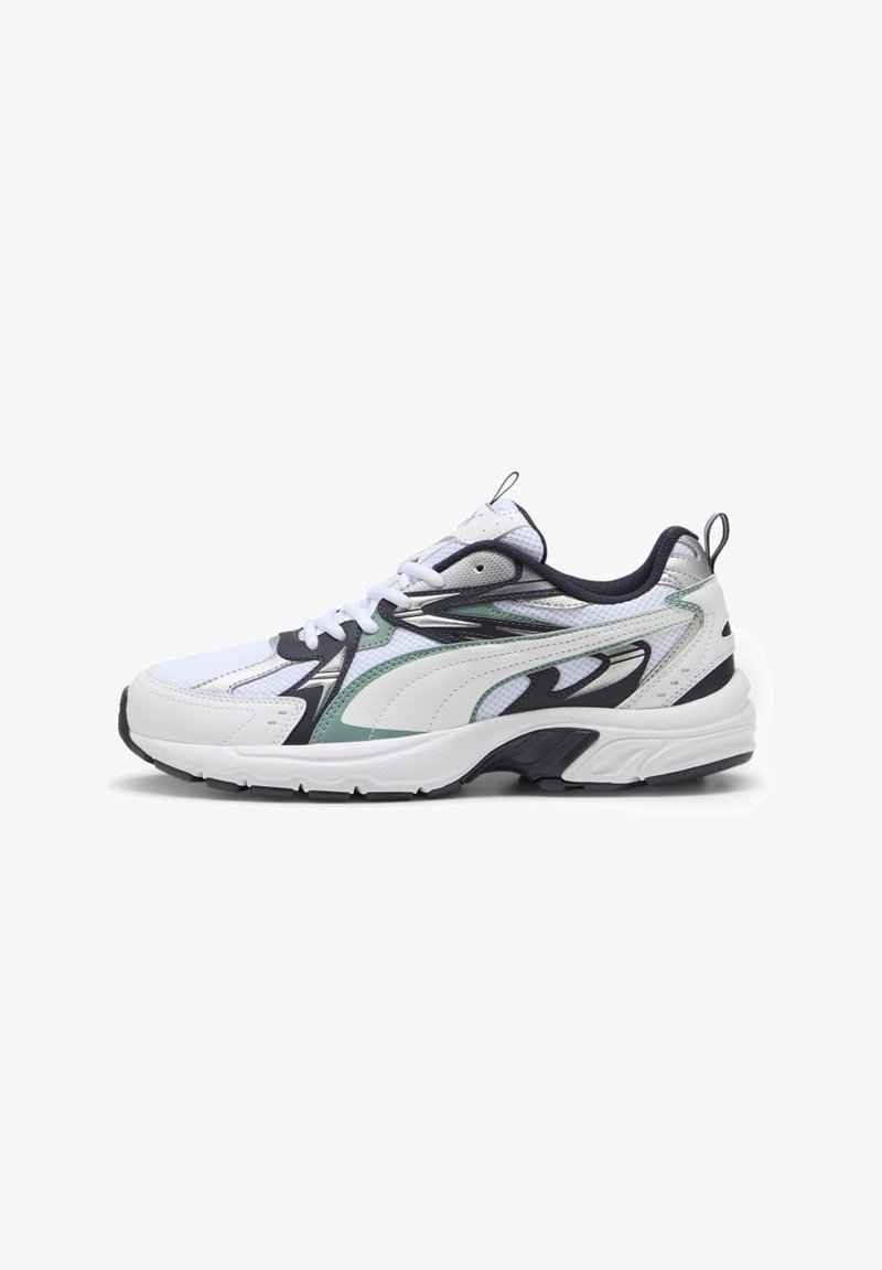 Sneaker sportivo bianco con accenti neri, verdi e argento; presenta una parte superiore in rete, una suola in gomma resistente e un design con lacci.