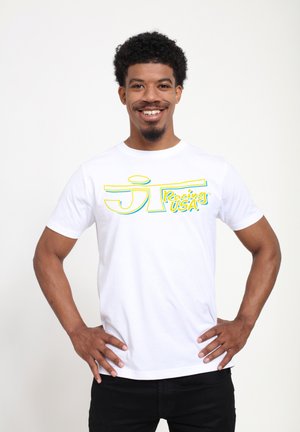 T-shirt en coton blanc avec un design graphique coloré comportant le texte "JT Racing USA", des manches courtes et un col rond standard.
