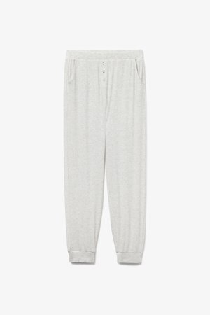 Pantalones de pijama grises con textura acanalada y banda elástica en la cintura, tres botones en la parte superior y dos bolsillos laterales. Puños en los tobillos. Textura suave.