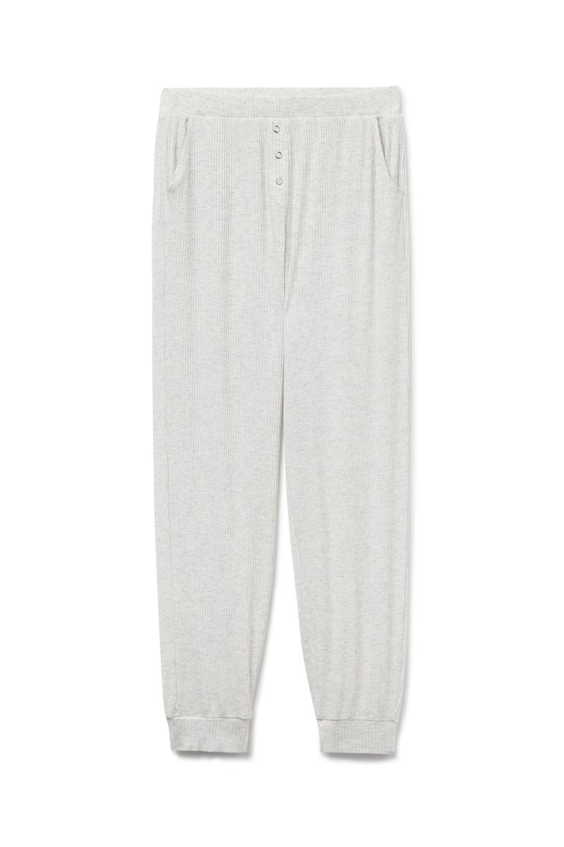 Grijze ribbelige pyjamabroek met elastische tailleband, drie knopen aan de bovenkant en twee zijzakken. Boorden bij de enkel. Zachte textuur.