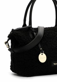 Borsa nera con materiale testurizzato simile alla lana, dettagli in pelle, manici doppi e tracolla rimovibile. Presenta un'etichetta con logo.