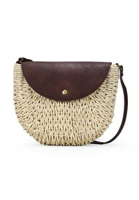 Bolso de paja trenzada con un cuerpo curvado en color beige y una solapa de cuero marrón oscuro. Incluye una correa única y un cierre a presión de latón.