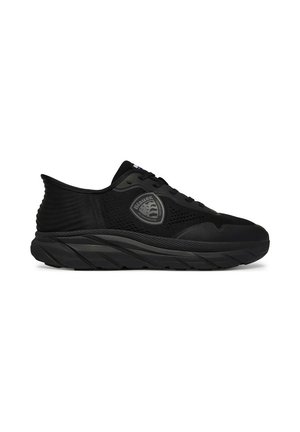 Sneaker sportiva nera con lati in mesh, suola spessa, chiusura frontale con lacci e patch con logo Blauer sul lato esterno.