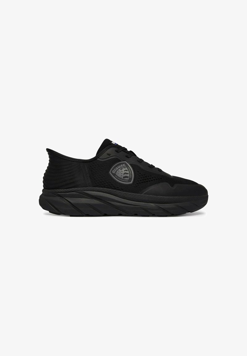 Sneaker sportiva nera con lati in mesh, suola spessa, chiusura frontale con lacci e patch con logo Blauer sul lato esterno.