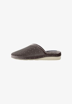 Pantofole in tessuto grigio con una texture liscia, caratterizzate da piccoli pois bianchi, design a punta chiusa e suola di colore chiaro.
