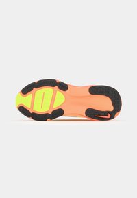 Atletisk sneakersula med en ljusorange och neongul mellansula samt ett svart gummimönster för bra grepp. Lättviktsdesign.