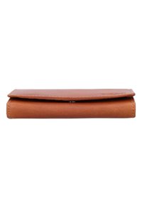 Braune Lederbrieftasche, zusammengefaltet und geschlossen, mit sichtbaren Nähten und einem Druckknopf, vor weißem Hintergrund.