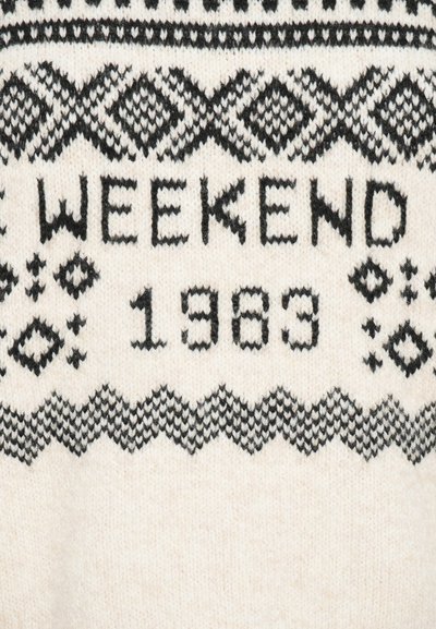 Pulover tricotat cu un fundal crem și modele geometrice negre, având textul "WEEKEND 1983" evidențiat în centru.