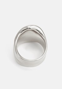 Anello in argento lucido con una superficie liscia e tondeggiante e un design ampio e curvo. L'interno è cavo con una finitura senza giunzioni.