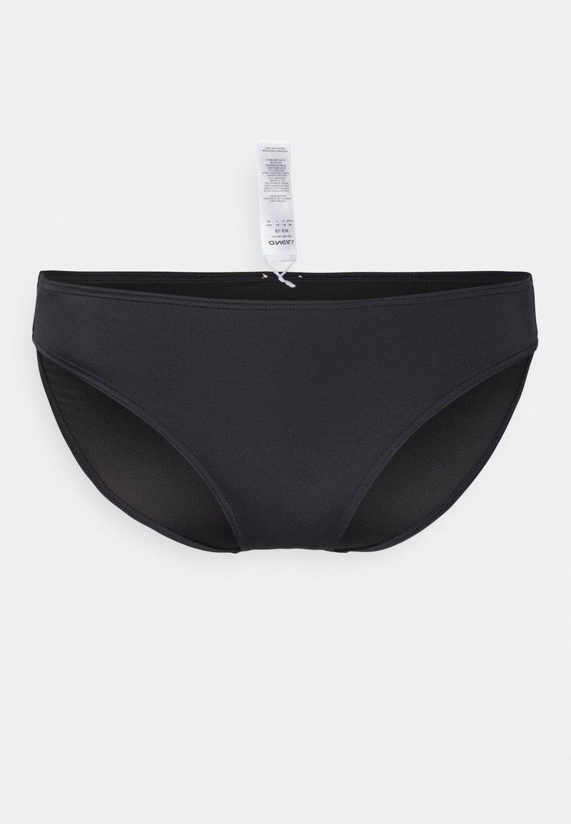 Cuecas de banho pretas para homens, com um rótulo branco de cuidados anexado, exibidas contra um fundo branco simples.