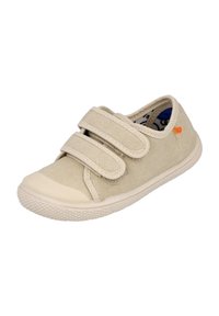 Zapato de lona beige con dos correas de velcro, punta redondeada, suela de goma texturizada y un pequeño logotipo de acento naranja en el costado.