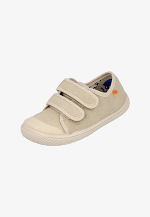 Zapato de lona beige con dos correas de velcro, punta redondeada, suela de goma texturizada y un pequeño logotipo de acento naranja en el costado.