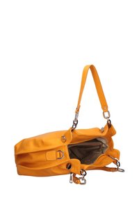 Gele leren handtas met een gladde textuur, zilverkleurige metalen accenten en een ritssluiting aan de bovenkant. Heeft een kort handvat en een ruim interieur.