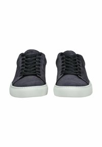 Graue Wildledersneaker mit schwarzen Schnürsenkeln, weißen Gummisohlen und glatter Oberfläche. Abgerundete Zehenpartie und niedriges Profil.