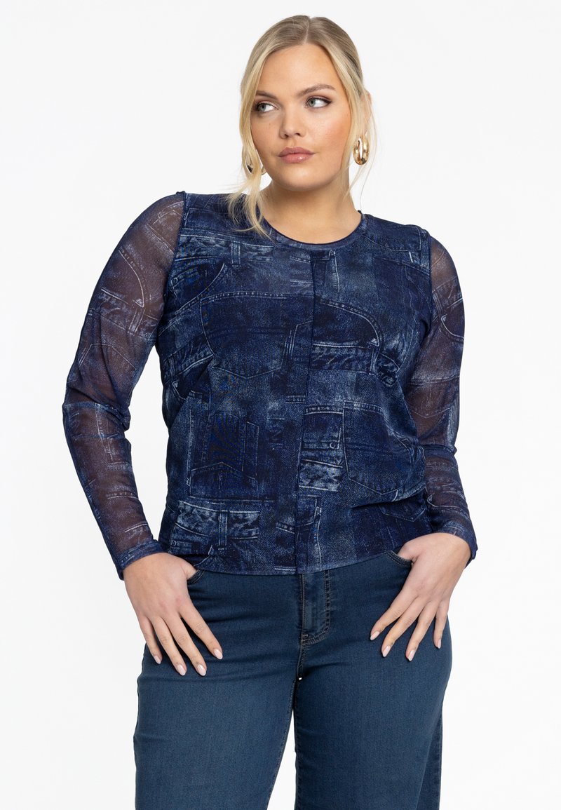 Denim-inspirierter Oberteil mit langen, durchsichtigen Ärmeln in einem dunklen Blauton, das über strukturierte Muster verfügt, die Taschen und Nähdetails ähneln.