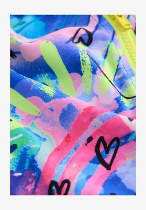 Krāsains audums ar abstraktiem rakstiem rozā, zilā un zaļā krāsā, ar melnām sirds formām un gludu, stiepjamā tekstūru.