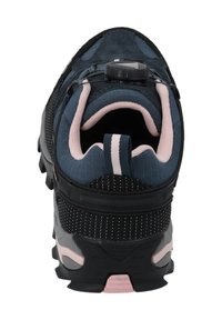 Vista trasera de una zapatilla deportiva azul marino con parte superior de malla texturizada, acentos rosas, un dial de ajuste seguro y una suela negra resistente.