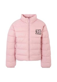 Veste matelassée léger rose avec col haut, fermeture éclair à l'avant, poches latérales et un patch décoratif noir et blanc sur la poitrine.