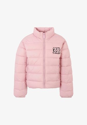 Jasnoróżowa pikowana kurtka puchowa z wysokim kołnierzem, frontowym zamkiem błyskawicznym, bocznymi kieszeniami oraz czarno-białą ozdobną naszywką na piersi.