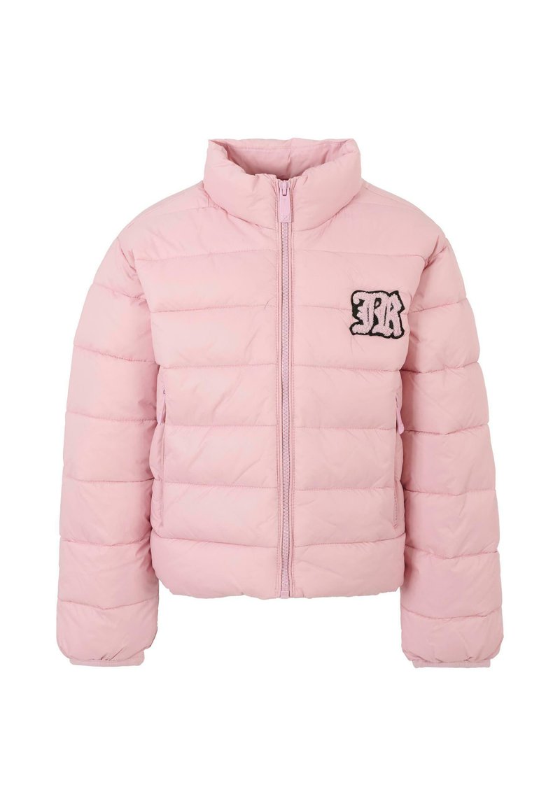 Veste matelassée léger rose avec col haut, fermeture éclair à l'avant, poches latérales et un patch décoratif noir et blanc sur la poitrine.
