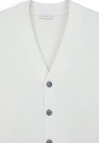 Cardigan bianco lavorato a maglia con scollo a V, caratterizzato da cinque bottoni blu sul davanti e un motivo texturizzato su tutta la stoffa.